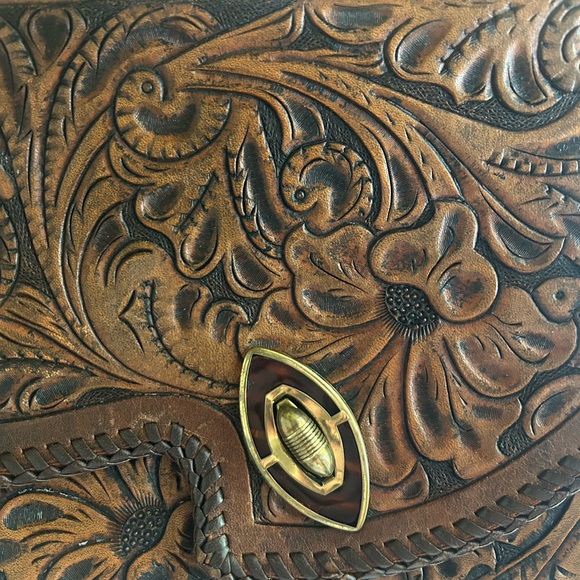 Vintage 1960’s hand tooled floral embossed leather purse. Brass Hardware. - Picture 11 of 12